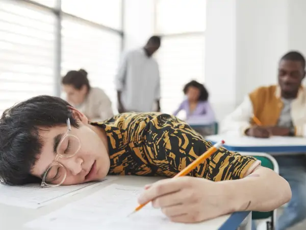 “Kenapa Otak Rasa Lemau Masa Belajar? Ini Rahsia Pelajar Fokus & Bertenaga!”